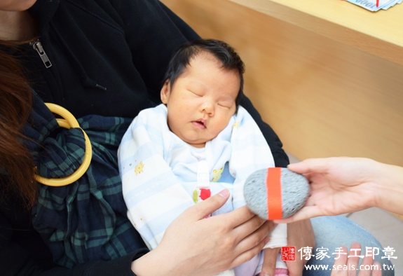 劉寶寶(新竹香山區嬰兒寶寶滿月剃頭理髮、免費嬰兒剃胎毛儀式吉祥話)。中國風會場，爸媽寶貝免費穿「日中韓」古裝禮服。專業拍照、DVD光碟、證書。★購買「臍帶章、肚臍章、胎毛筆刷印章」贈送：剃頭、收涎、抓周，三選一。 2015.11.26 照片5